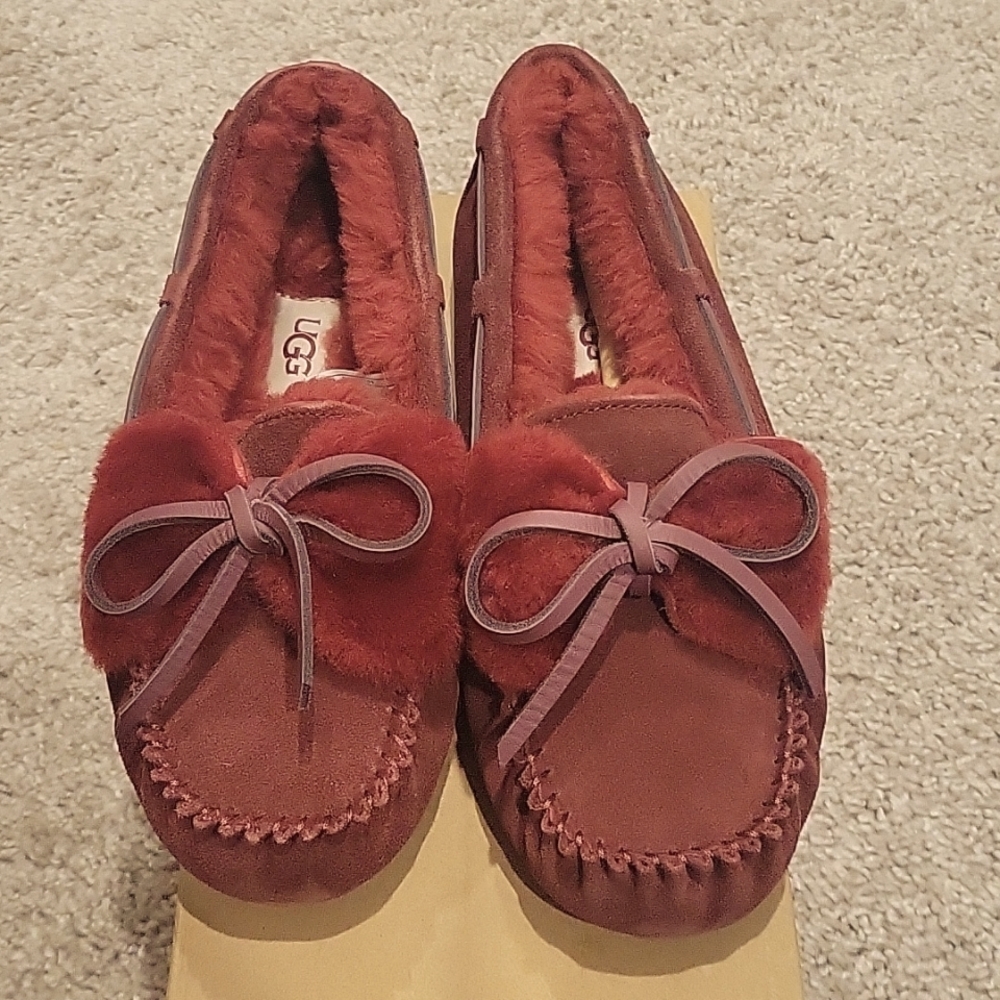 NEW UGG DAKOTA SLIPPERS